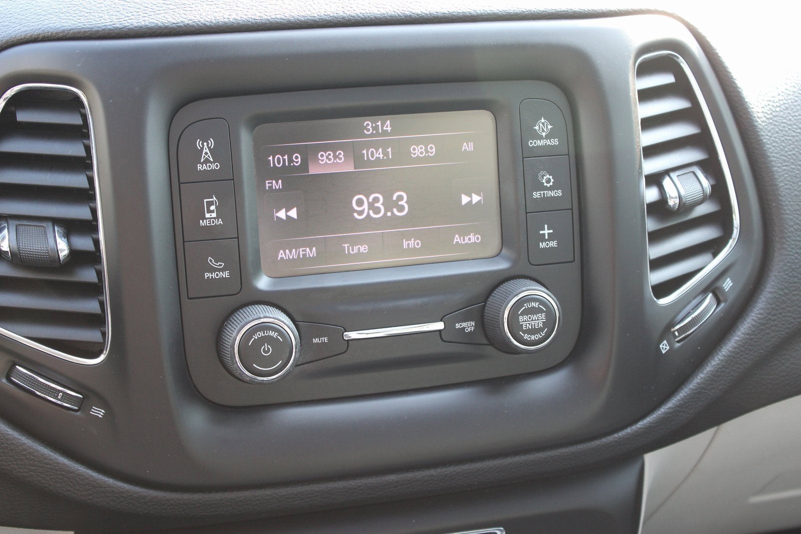 2018 Jeep Compass Latitude w/Sun/Wheel Pkg