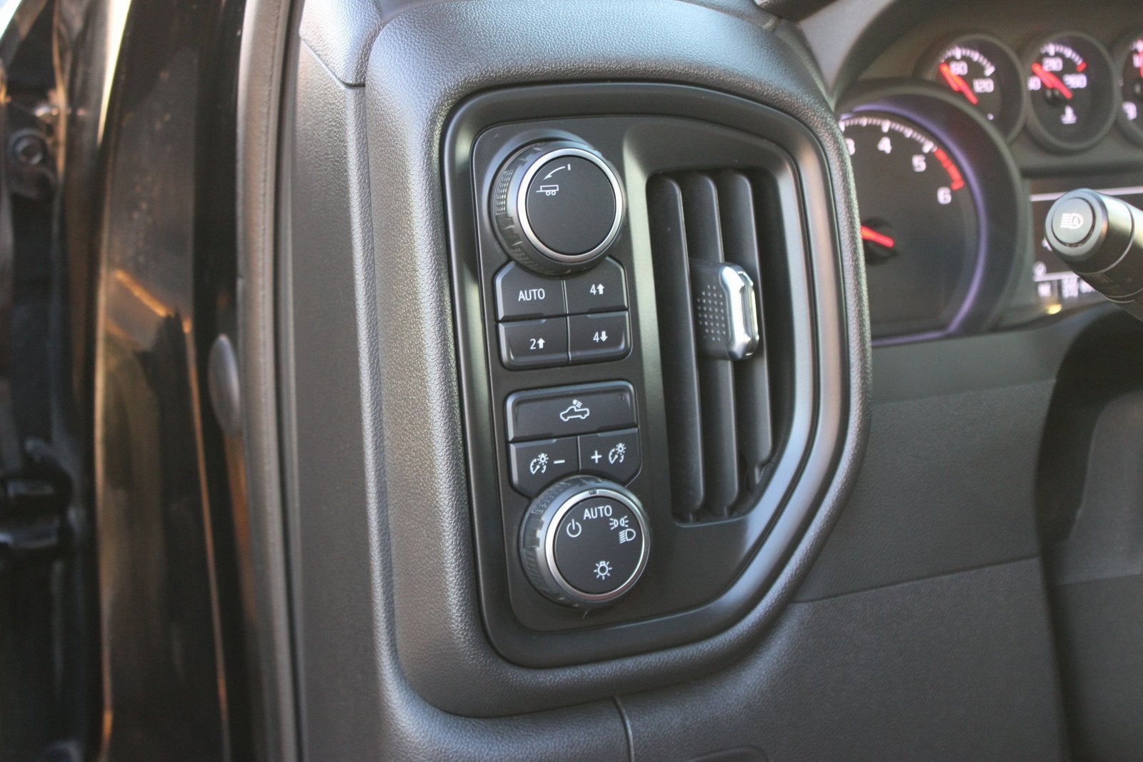 2024 Chevrolet Silverado 1500 Custom Trail Boss